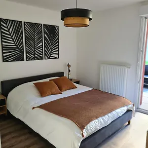 https://appartement-t2-avec-terrasse-et-jardin-a-100m-du-lac.hotels-rhonealpes.com